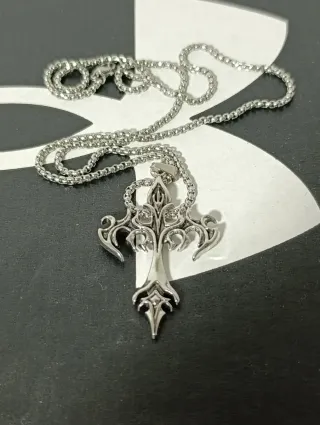 Collana con ciondolo a forma di croce