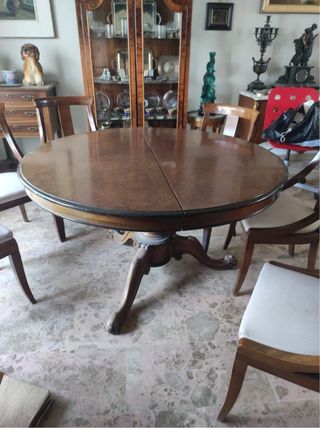 Muebles antiguos: varias calidades y diseños.