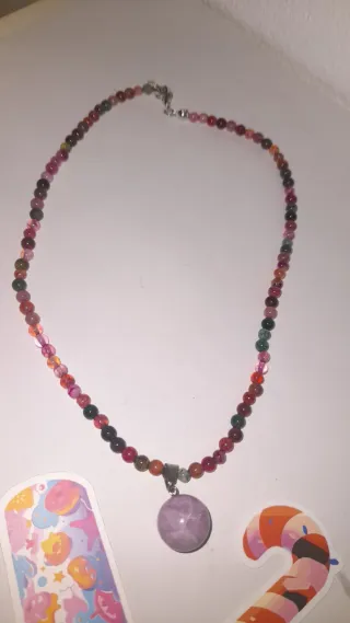 Collar de piedras multicolor con colgante