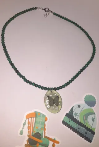 Collar de cuentas verdes con colgante mariposa