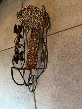 Portabottiglie in metallo e vimini