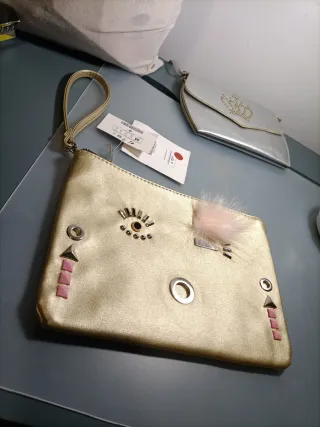 Bolso de mano dorado con adornos Nuevo