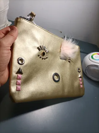 Bolso de mano dorado con adornos Nuevo