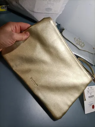 Bolso de mano dorado con adornos Nuevo
