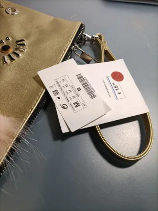 Bolso de mano dorado con adornos Nuevo