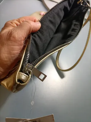 Bolso de mano dorado con adornos Nuevo