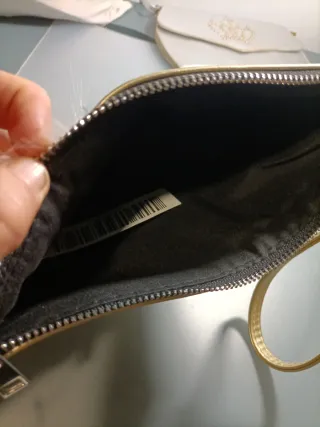 Bolso de mano dorado con adornos Nuevo