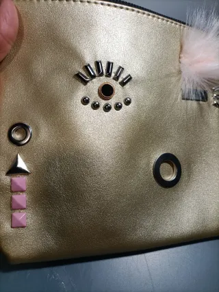 Bolso de mano dorado con adornos Nuevo
