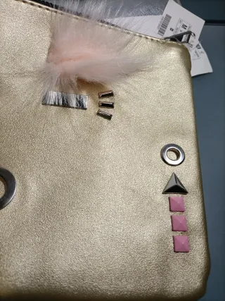 Bolso de mano dorado con adornos Nuevo