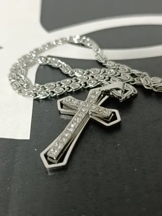 Collana con ciondolo a croce e strass