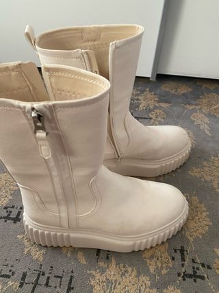 Botas beige con cremallera