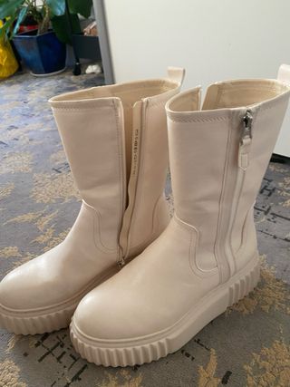 Botas beige con cremallera