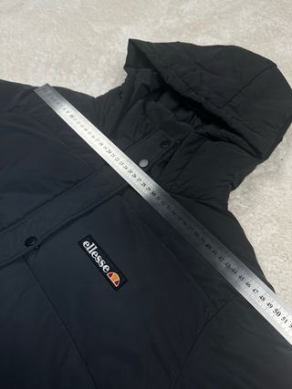 Chaqueta corta Ellesse negra con capucha