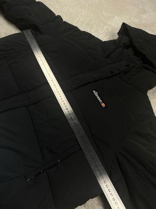 Chaqueta corta Ellesse negra con capucha