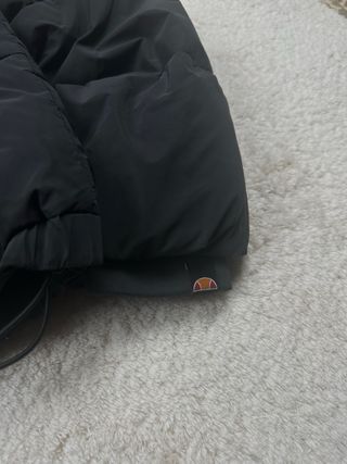 Chaqueta corta Ellesse negra con capucha