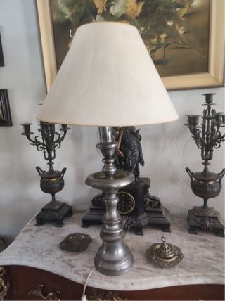 Diversos objetos antiguos de decoración