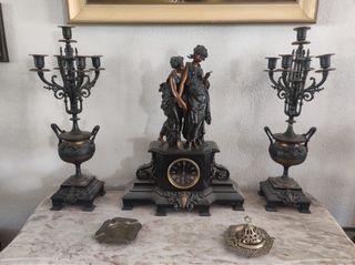 Diversos objetos antiguos de decoración