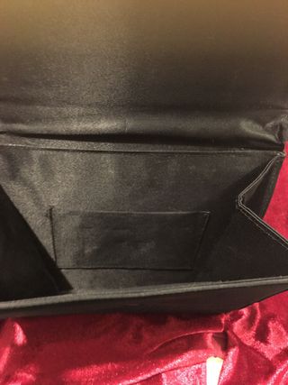 Bolso de raso negro con brillantes