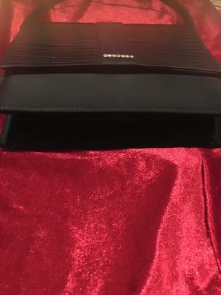 Bolso de raso negro con brillantes