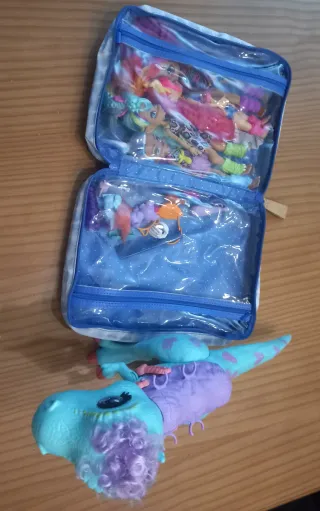 Muñecas Cave Club y dinosaurio