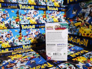 Caja 18 sobres Pokémon Albor de Guardianes. ESP