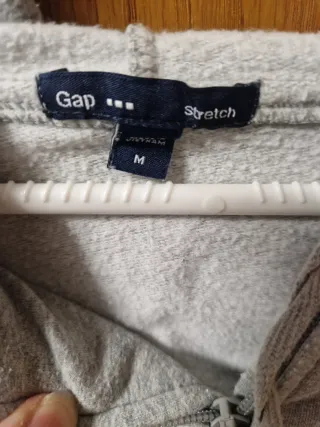 Sudadera GAP gris con logo rosa mujer