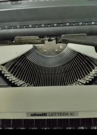 Máquina de escribir Olivetti Lettera 10