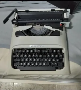 Máquina de escribir Olivetti Lettera 10