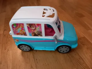 Coche y Parque de perritos Barbie + 4 Barbies