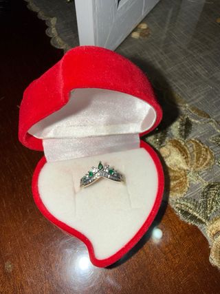 Anillo de esmeralda en plata de primera ley.