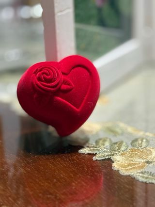 Anillo de esmeralda en plata de primera ley.