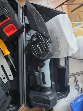 Mini sierra eléctrica con baterías