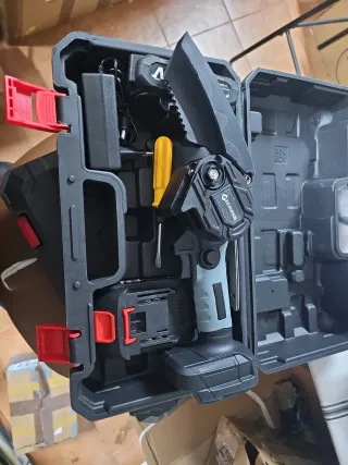 Mini sierra eléctrica con baterías