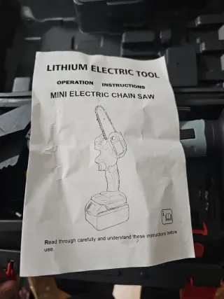 Mini sierra eléctrica con baterías