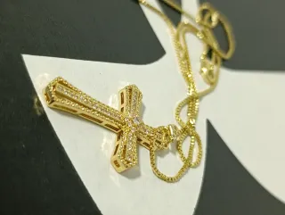 Collana con ciondolo a croce dorata