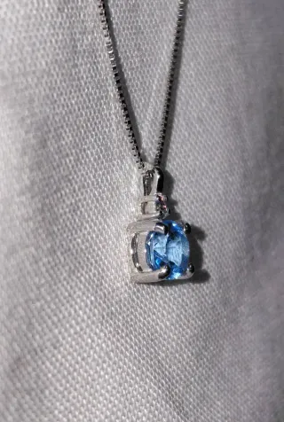 Collar y colgante oro 18k diamante y topacio