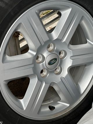 Llanta Land Rover con Neumático