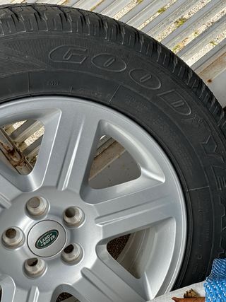 Llanta Land Rover con Neumático