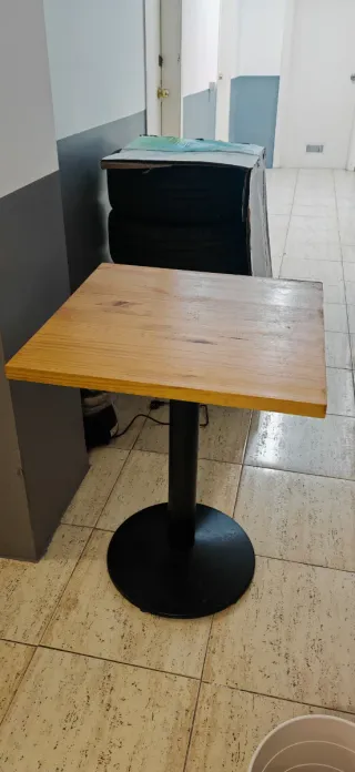 Tavolo da bar in legno e metallo