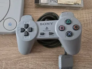 Playstation PSone con Tomb Raider II