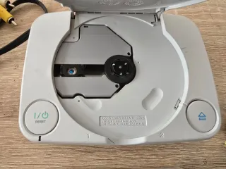 Playstation PSone con Tomb Raider II