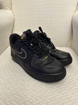Nike Air Force 1 Negras con Detalles Dorados