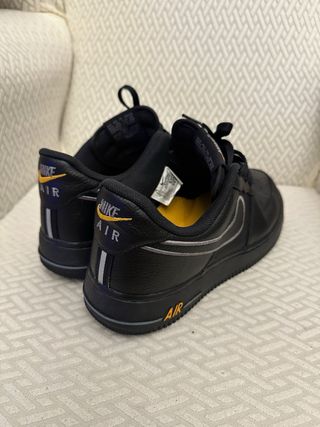 Nike Air Force 1 Negras con Detalles Dorados
