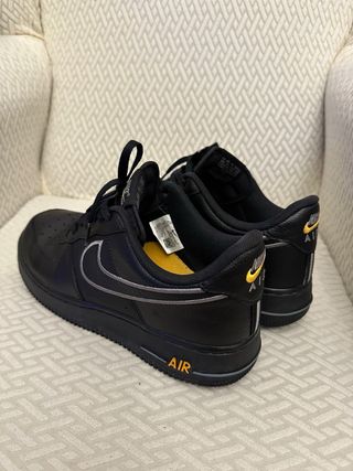Nike Air Force 1 Negras con Detalles Dorados