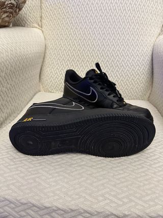 Nike Air Force 1 Negras con Detalles Dorados