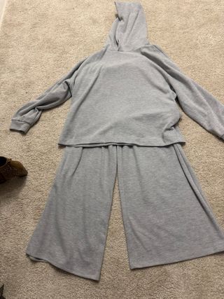 Conjunto Chándal Gris con Capucha