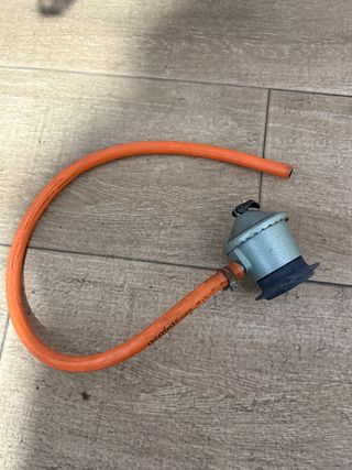 Regulador de gas naranja estufa