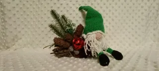 Centro de mesa navideño con gnomo