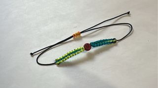 Pulsera de hilo con abalorios U