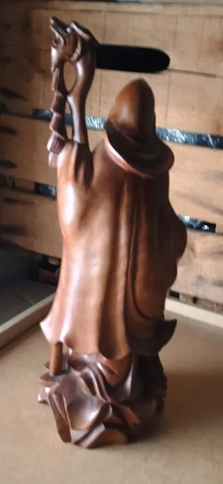 Figura de madera tallada